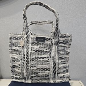 Handmade embroidered tote bag. Made in Mexico.